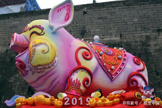 5米高巨型"猪猪灯"亮相南京夫子庙 憨态可掬引围观